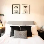 Luxury Mcr 2Bed,2Bath Apartment- Central Location!